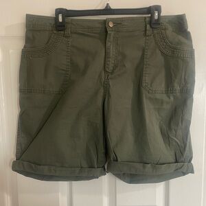 Croft & Barrow Women's Cargo Shorts in Olive Size 18